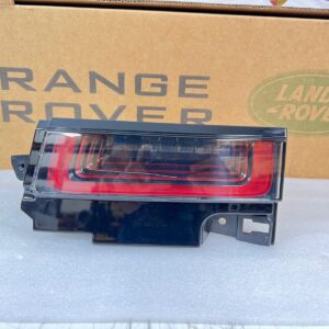 RANGE ROVER EVOQUE L551 BOOT/TAILGATE LIGHT RIGHT HAS SCRATCH ON IT